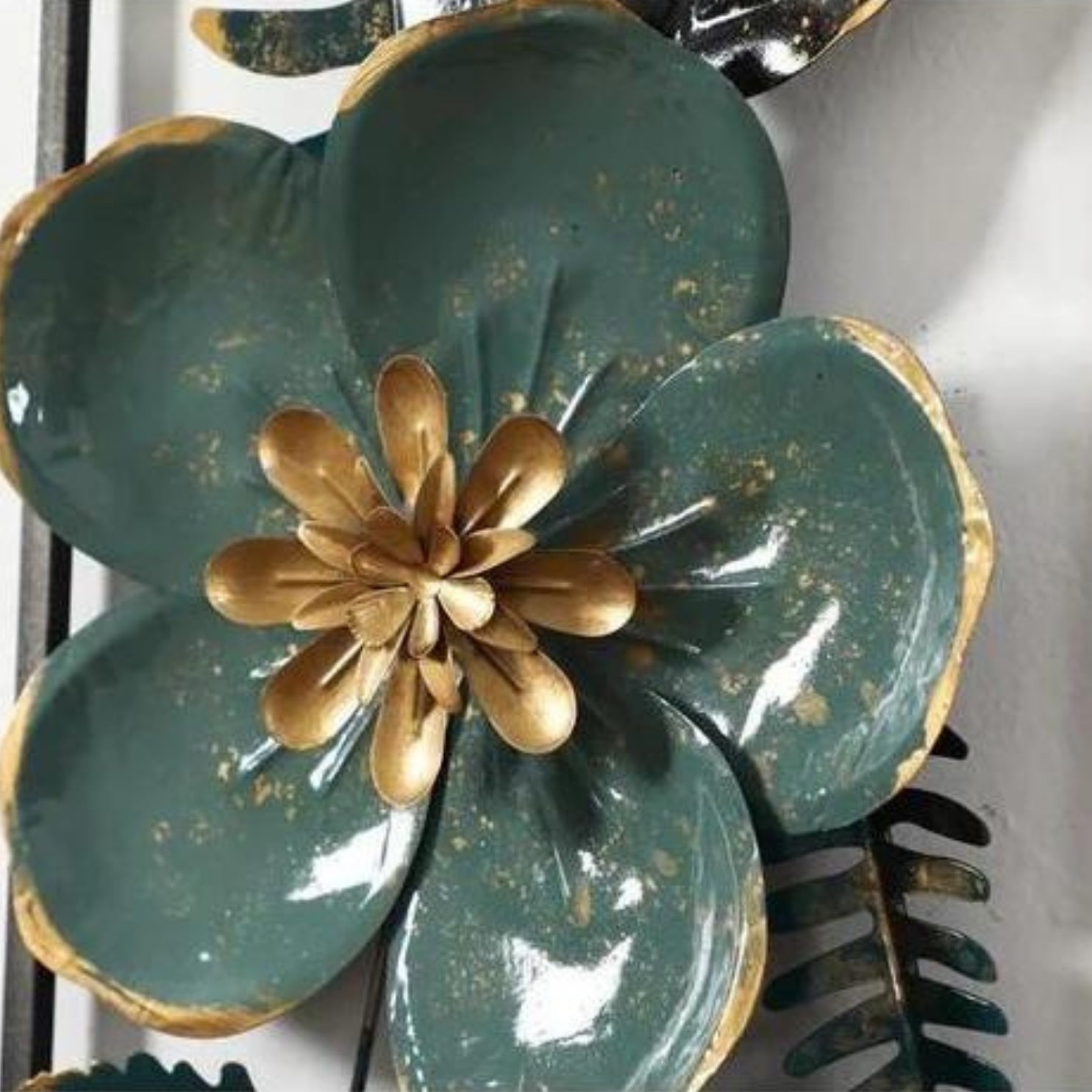 ELEGANT FLOWER IRON WALL HANGING SIMPLE TO HANG