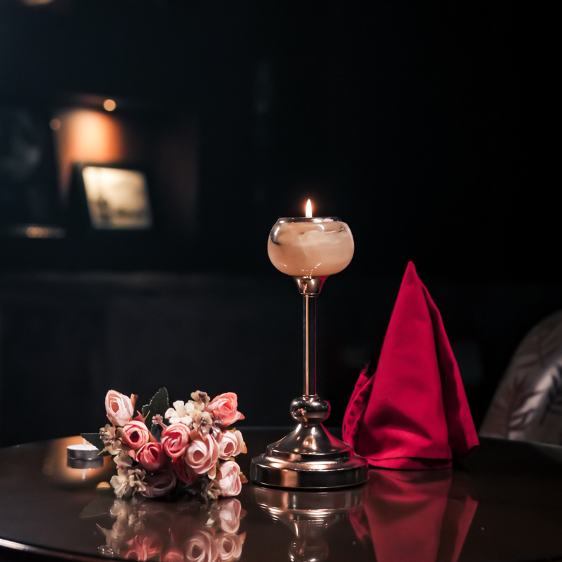 ICONIC GOLD TONED CANDLEHOLDER (GOLDEN)