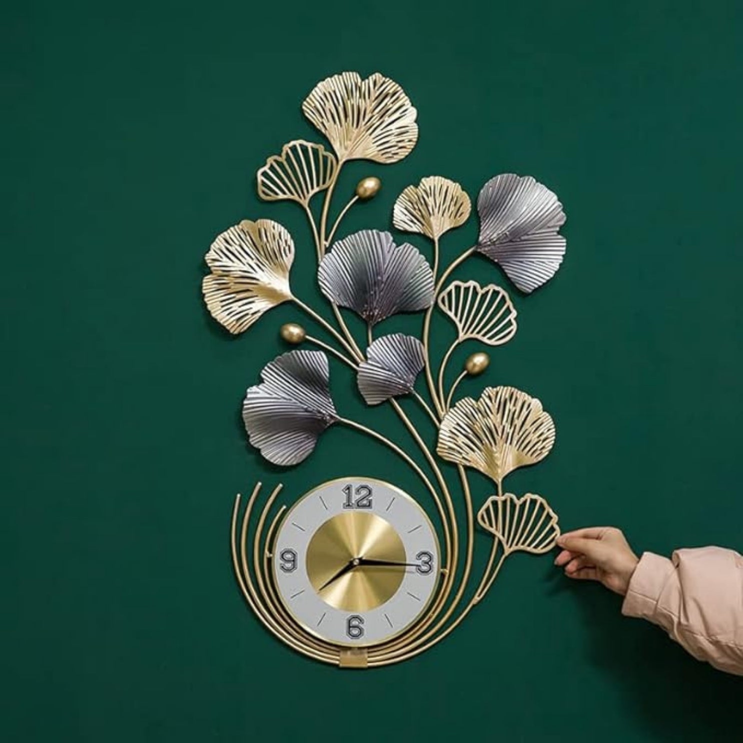 METAL WALL CLOCK DECORATIVE SHOWPIECE